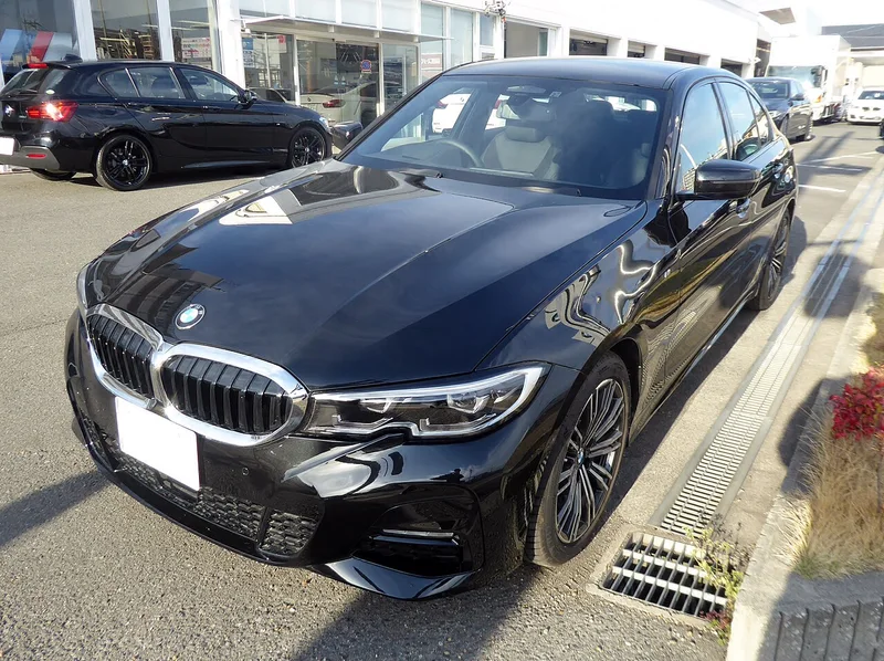 BMW 320i M Sport (G20), sedan, widok z przodu i z boku