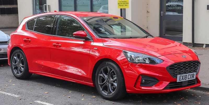 Ford Focus ST-Line, samochód kompaktowy, widok z przodu i z boku