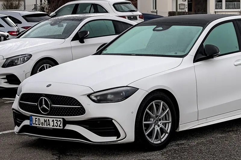 Mercedes-Benz C-Class, sedan, widok z przodu i z boku