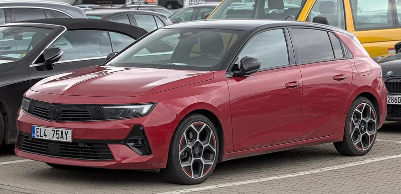 Opel Astra L, samochód kompaktowy, widok z przodu i z boku