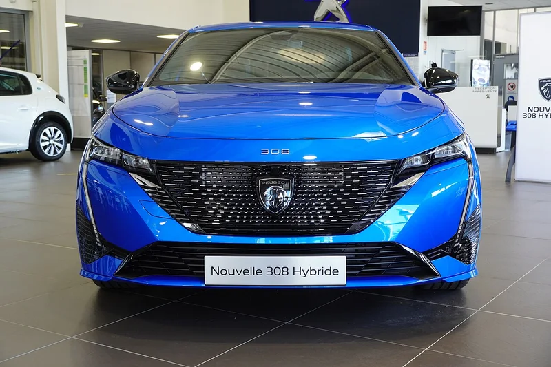 Peugeot 308 III, samochód kompaktowy, widok z przodu