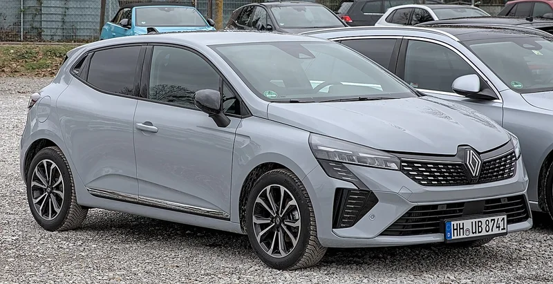 Renault Clio V, samochód kompaktowy, widok z przodu i z boku
