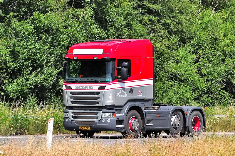 Scania R 450, ciągnik siodłowy, widok z przodu i z boku