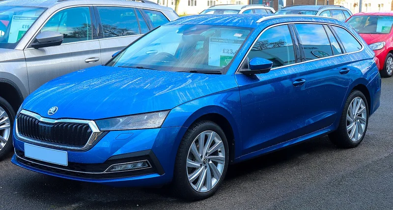 Škoda Octavia IV Combi, kombi, widok z przodu i z boku