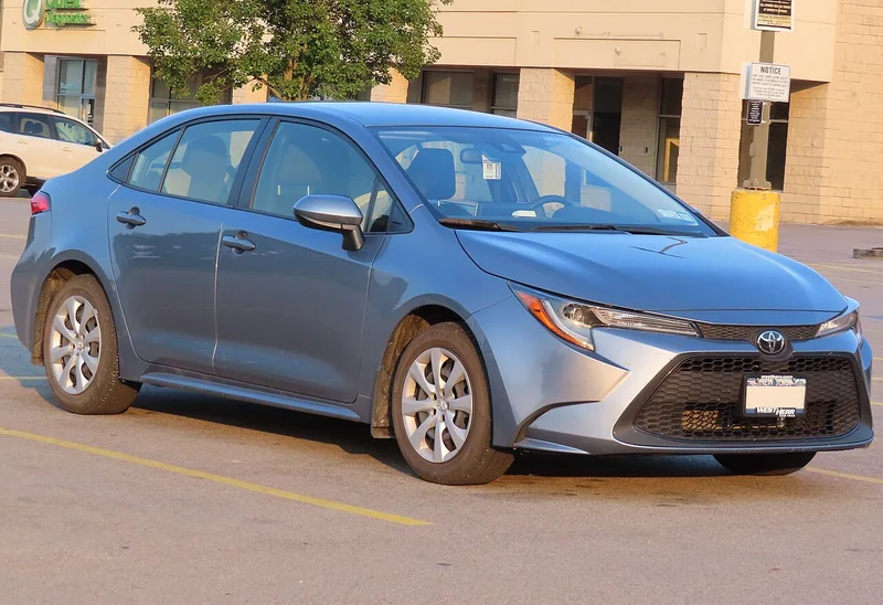 Toyota Corolla (E210), sedan, widok z przodu i z boku